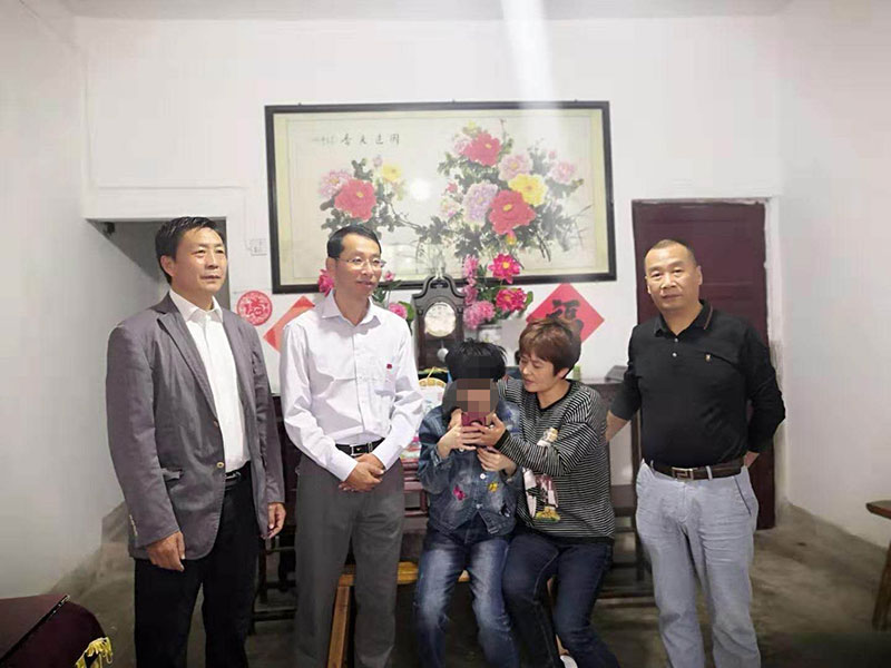 主題教育正當(dāng)時(shí) 志愿服務(wù)暖民心——區(qū)城建投公司黨支部開展志愿服務(wù)、點(diǎn)亮“微心愿”黨日活動