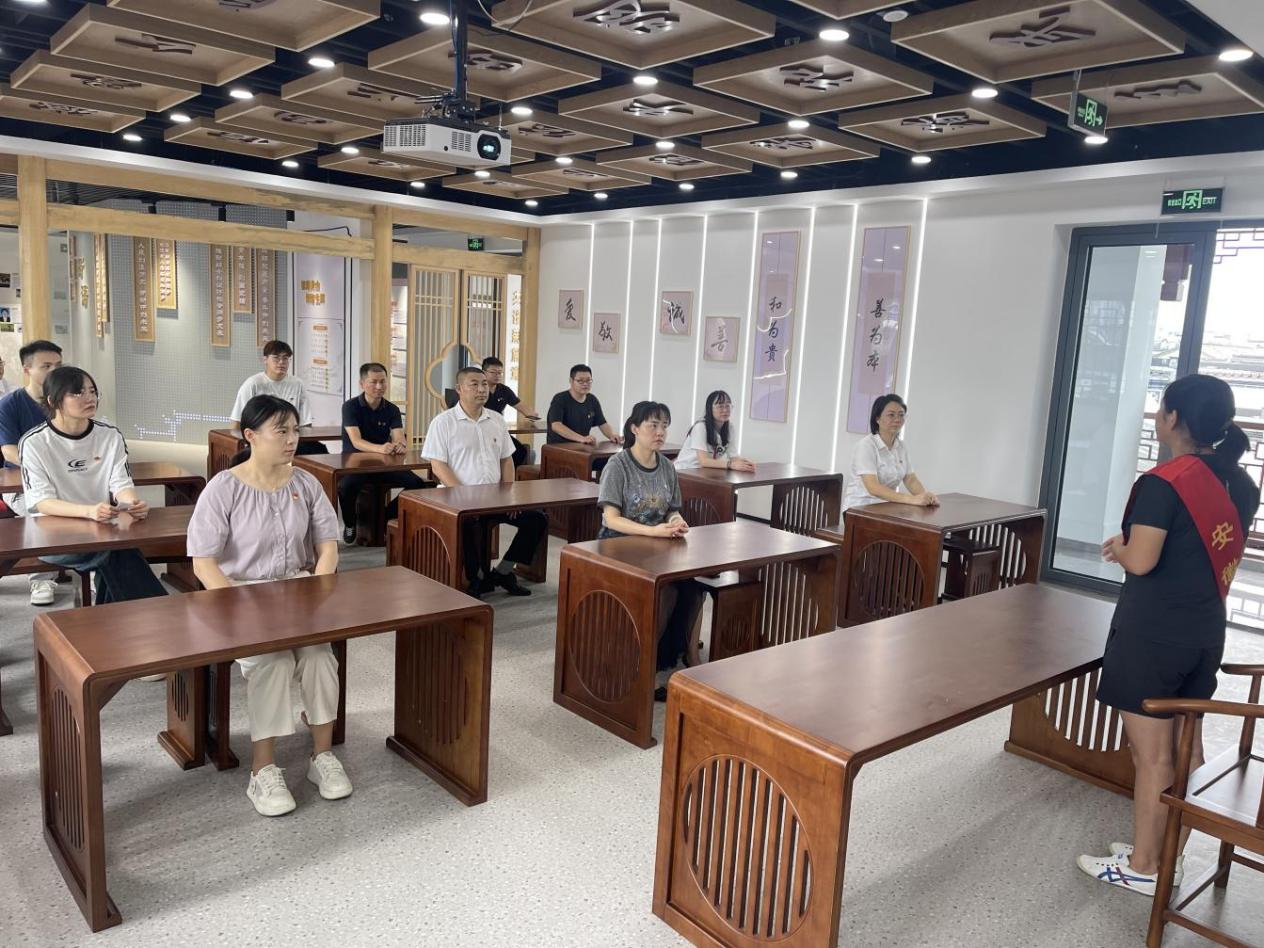 見賢思齊學(xué)楷模，崇德向善做好人——區(qū)國投集團(tuán)黨委開展8月份主題黨日活動(dòng)