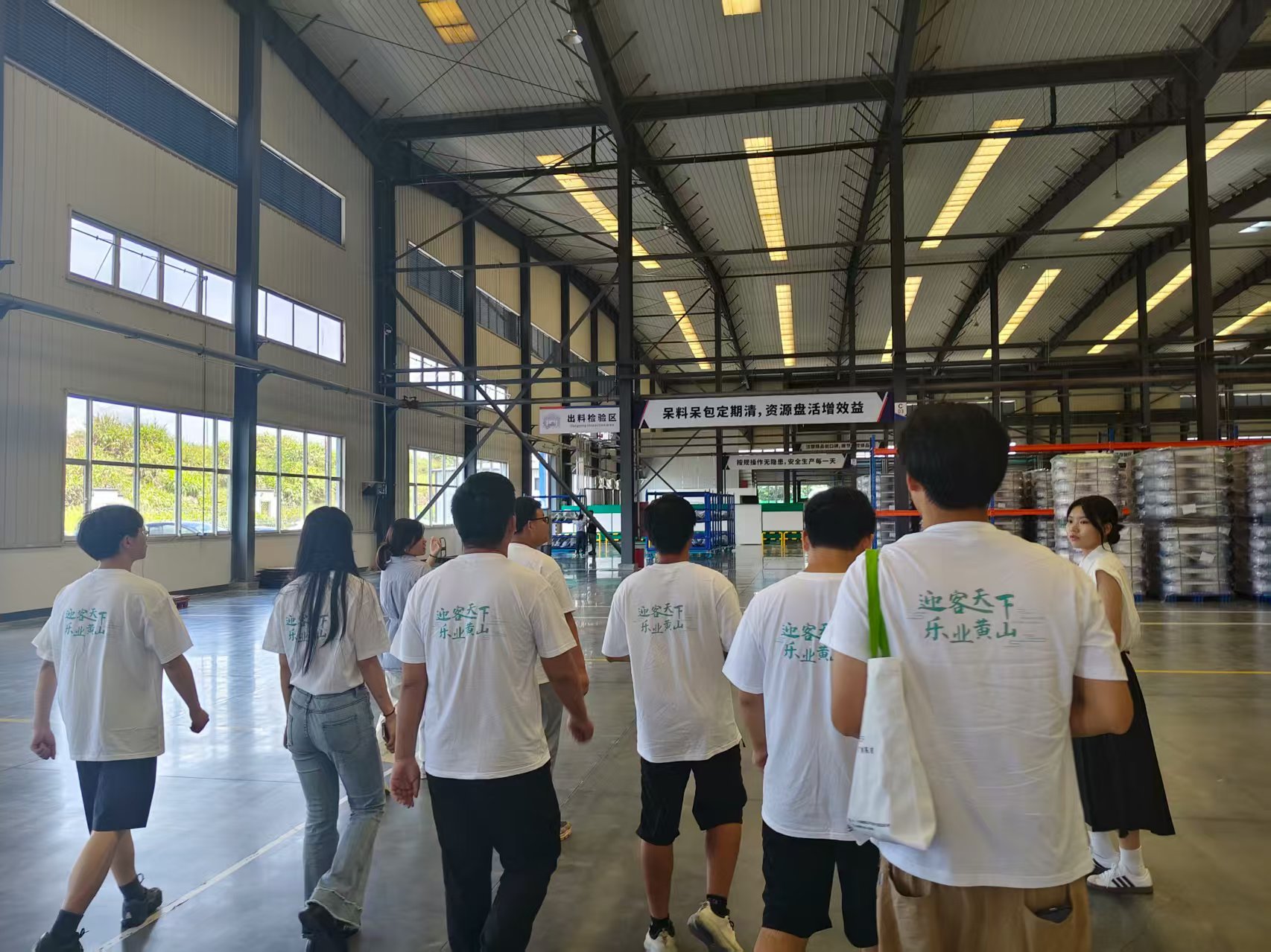 區(qū)國(guó)投集團(tuán)組織見(jiàn)習(xí)生參加“生臨企境”活動(dòng) 在產(chǎn)業(yè)一線錘煉青年人才